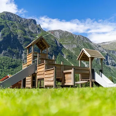 Trollstigen And Gjestegard Camping *